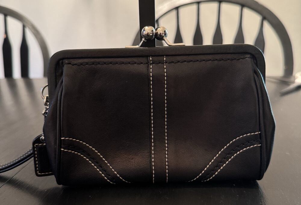 Vintage Y2K Coach Soho Black Leather Framed Kiss Lock Wristlet Clutch Pouch